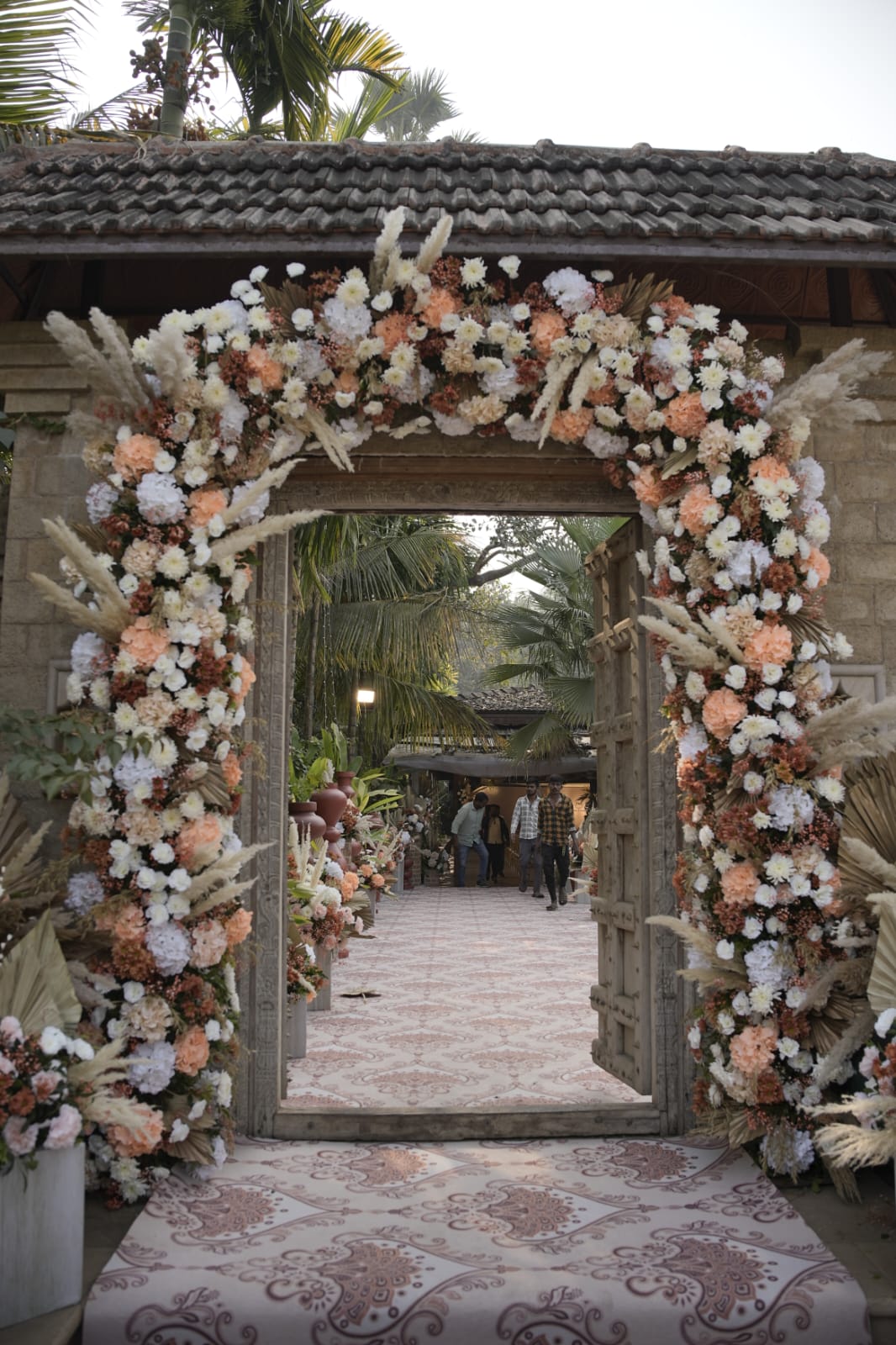 Pampas & bloom archway