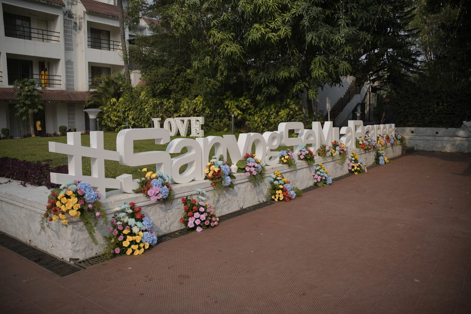 Giant hashtag flower installation